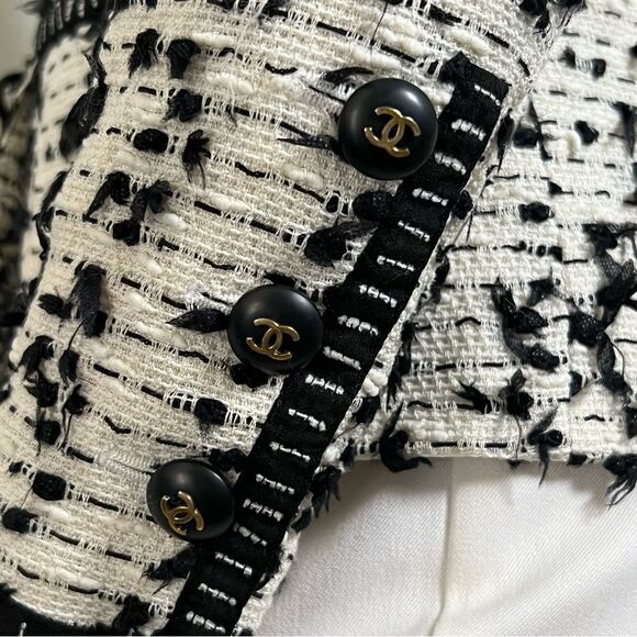 Chanel black and white Tweed 95 Cruise Karl Lagerfeld jacket Gold CC Buttons 40 - Picture 15 of 15